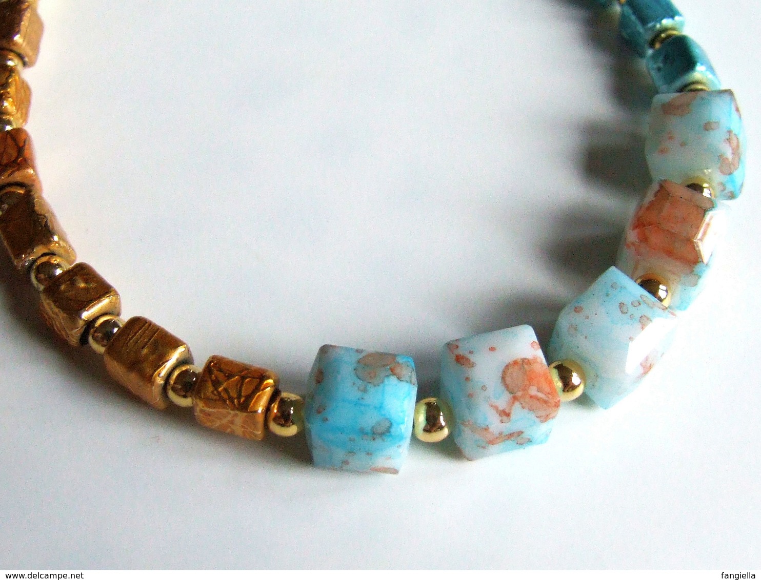 Bracelet artisanal, bracelet verre, bijou de créateur, perles cubes, cubes facettés, bleu doré, achat solidaire