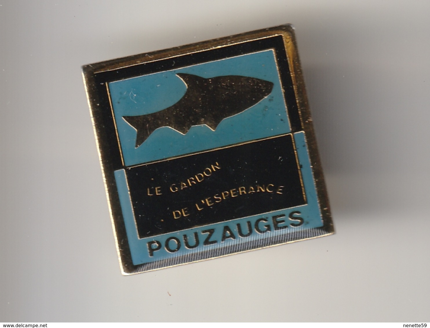 Pin's -- POUZAUGES -- Le Gardon De L'Espérance ( Dép 85 ) Association De Pêche - Poisson - Associations