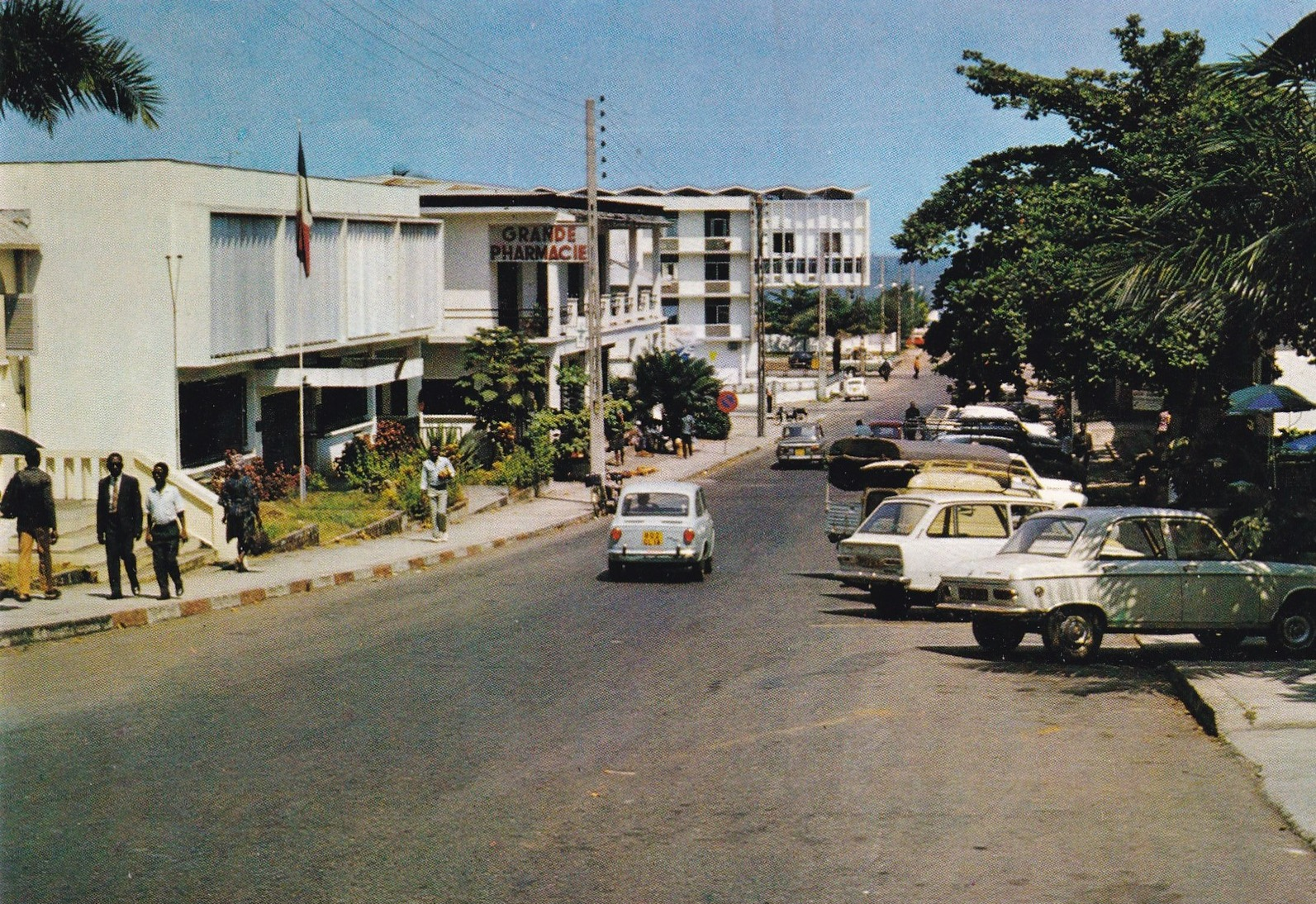 GABON  LIBREVILLE  :  AVENUE  DE  LA  MAIRIE   (  VOITURES )  . - Gabon