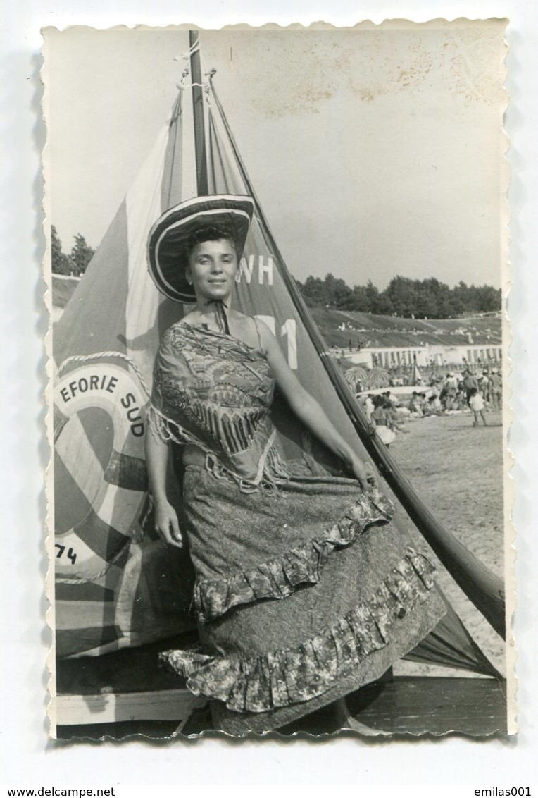 PHOTO ORIGINALE , Souvenir , Femme Déguisé Et Barque , Dim. 6.0 X 9.0 Cm - Personas Anónimos