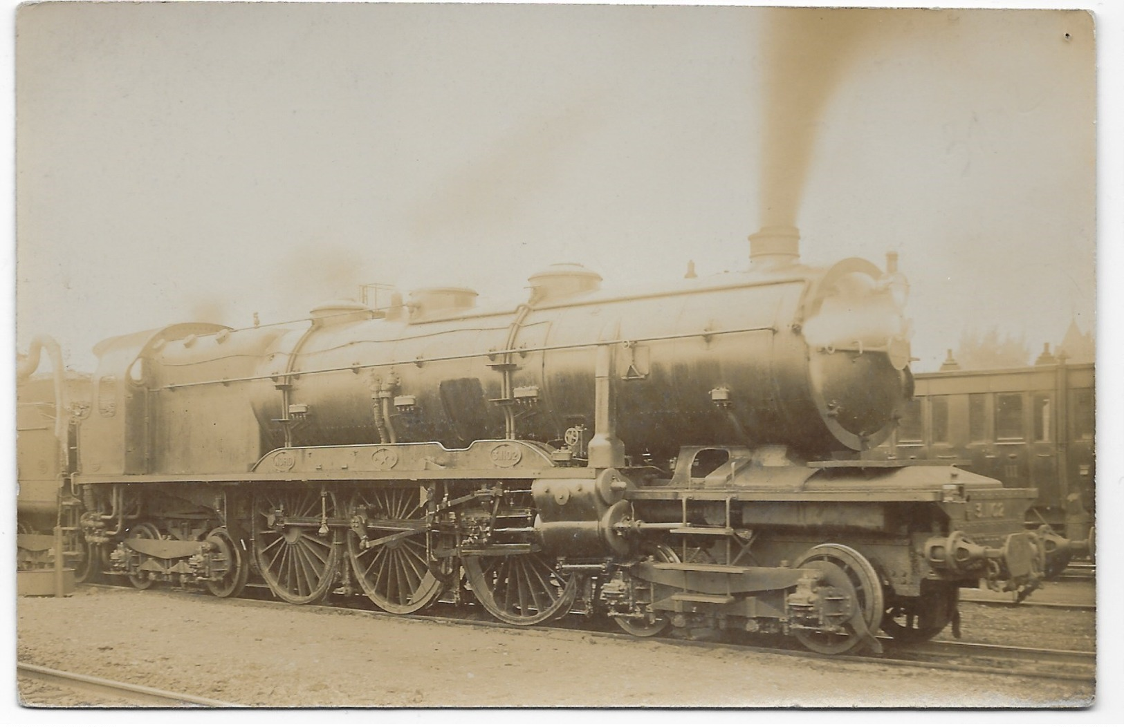 Carte Photo Locomotive Type " Baltic " B.B.B Avec Descriptif Technique Inscrite Au Crayon Gris Au Verso De La Cpa - Trains