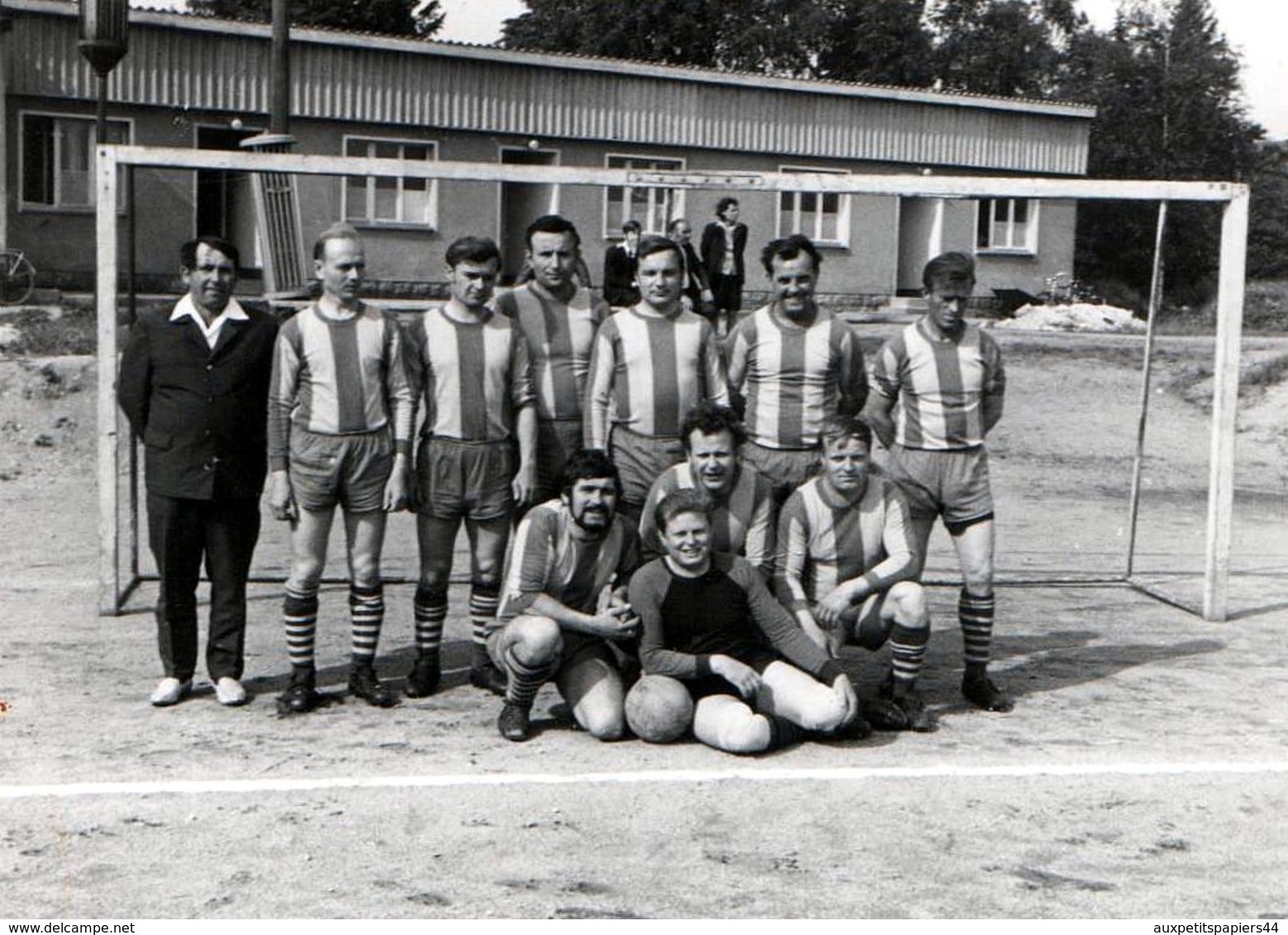 Photo Originale Football & Son équipe De Footballeurs Amateurs Vers 1960/70 - Sports