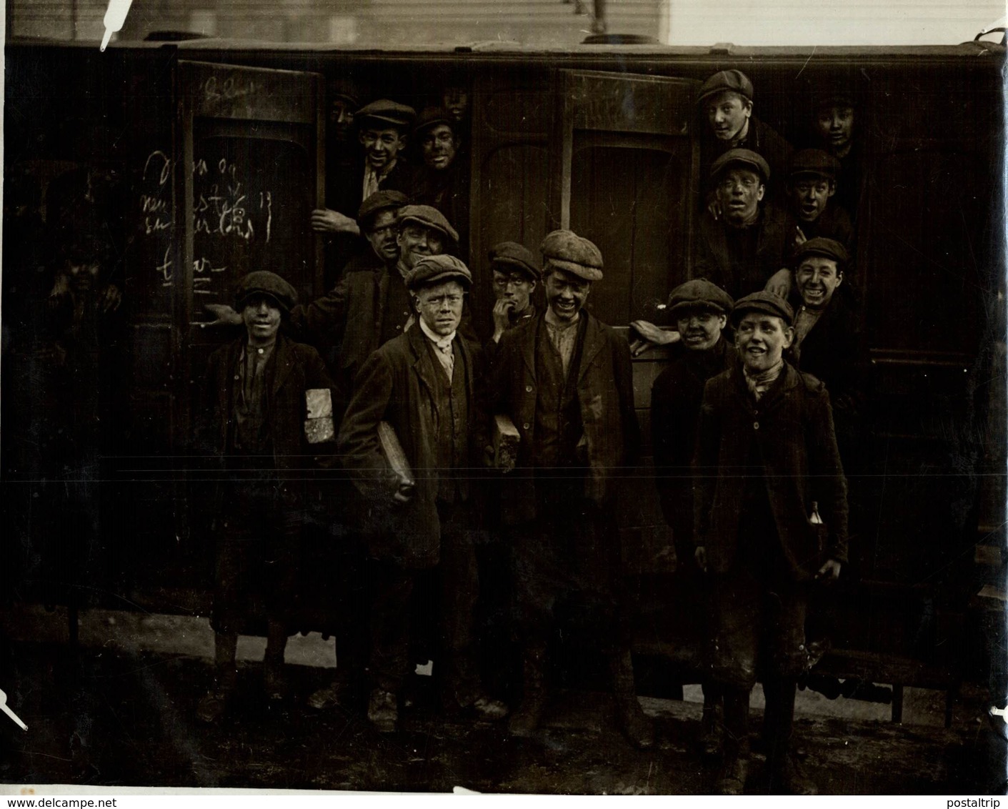 THE COAL STRIKE PIT BOYS TRAIN  MINE MINA MINIERE BERGBAU  21*17CM Fonds Victor FORBIN 1864-1947 - Profesiones