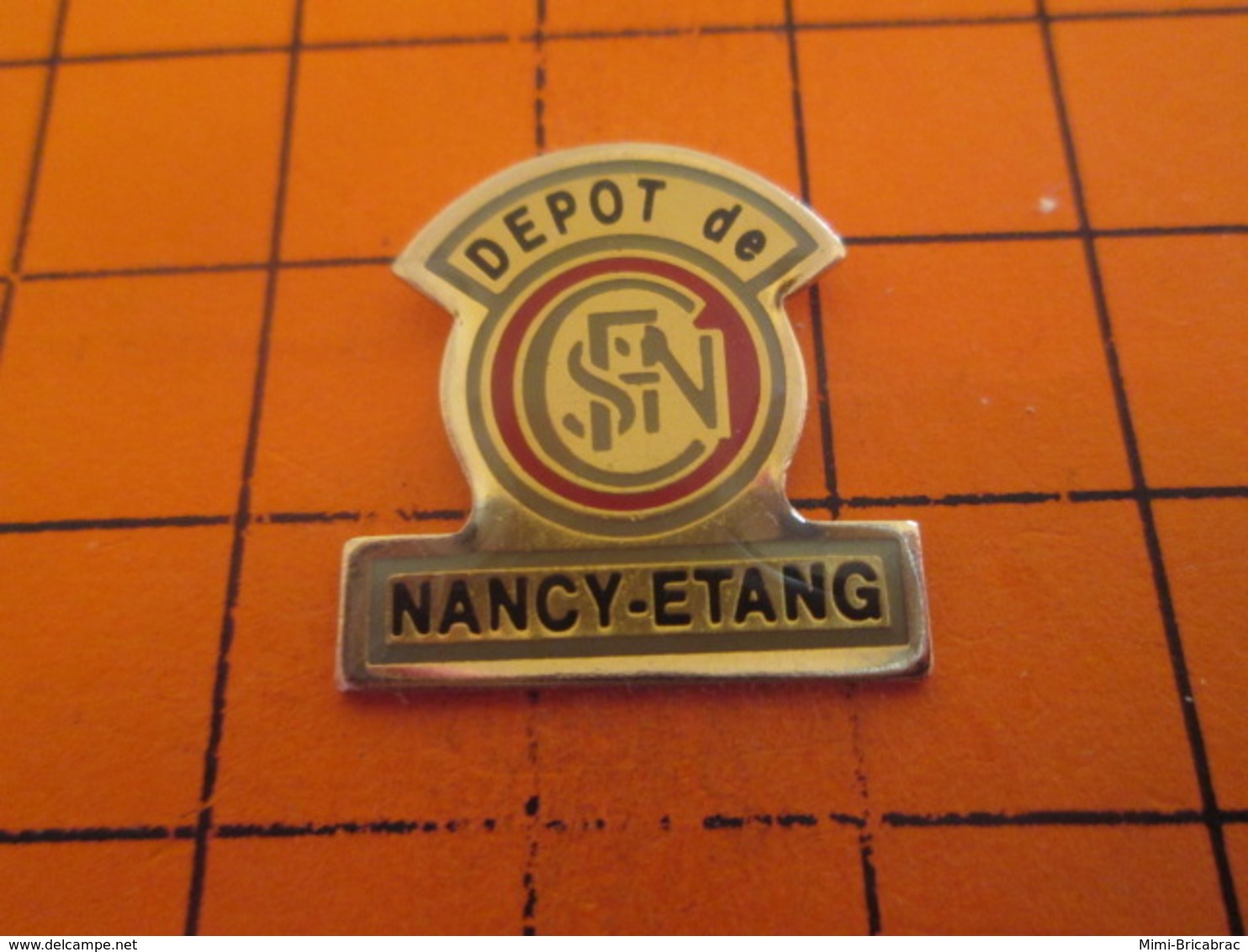 313K PIN'S PINS / Rare Et De Belle Qualité ! / Thème : TRANSPORTS / DEPOT SNCF DE NANCY ETANG - Transports