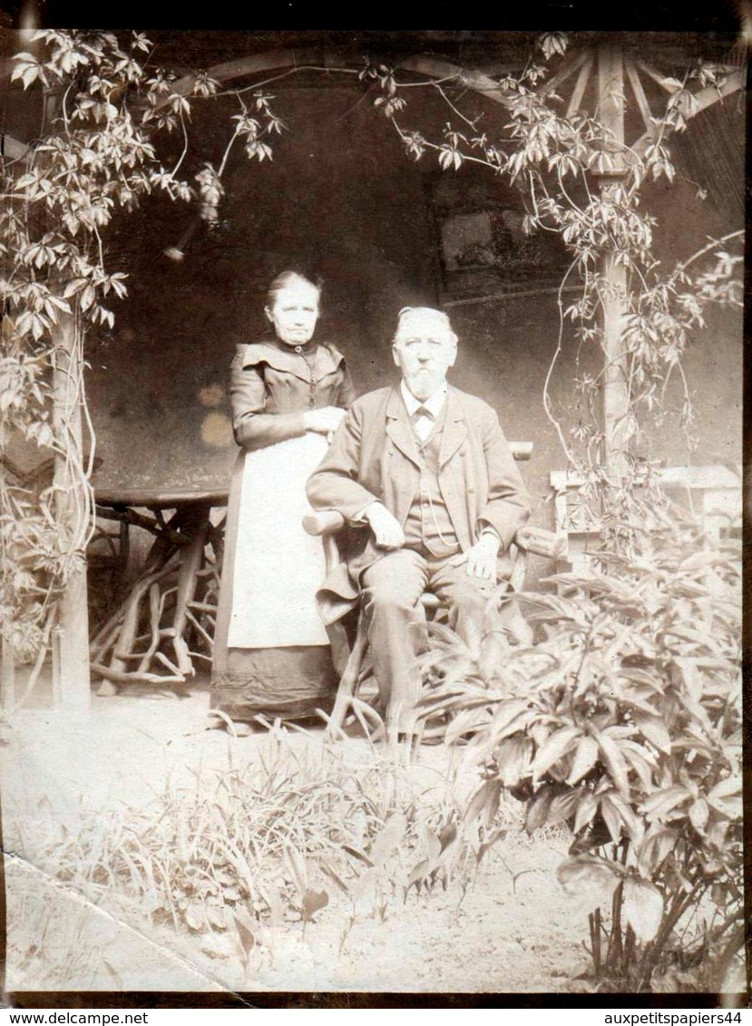 Tirage Photo Albuminé Original Vieux & Vieille Posant Devant Leur Chez Eux Vers 1900 - Personnes Anonymes