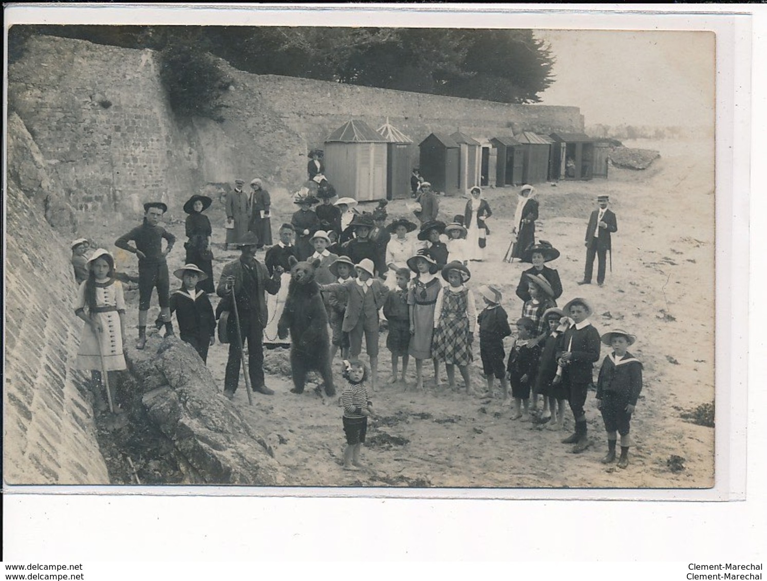 LE POULIGUEN - Carte Photo Sur La Plage Des Villas à PENCHATEAU D'un Montreur D'ours - Tres Bon Etat - Le Pouliguen