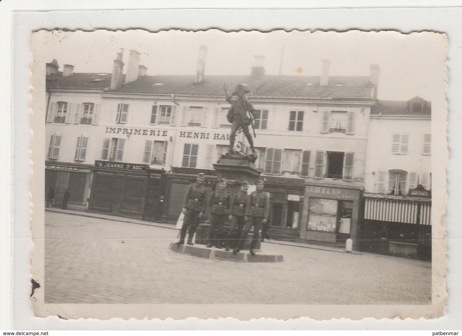 PHOTO ORIGINALE GEURRE 1939  1945 SOLDATS ALLEMANT A REMIREMONT DEVANT LA STATUE DE VOLONTAIRE RUE DE LA XAVEE VOSGES - 1939-45