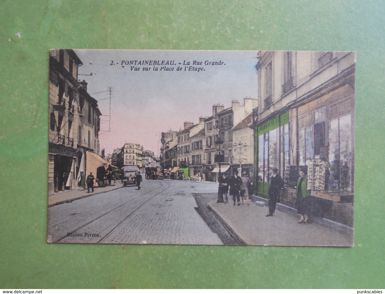 CPA FONTAINEBLEAU LA RUE GRANDE PIVRON MARCHAND DE CARTES POSTALES ET EDITEUR NEUVE EXC ETAT - Fontainebleau