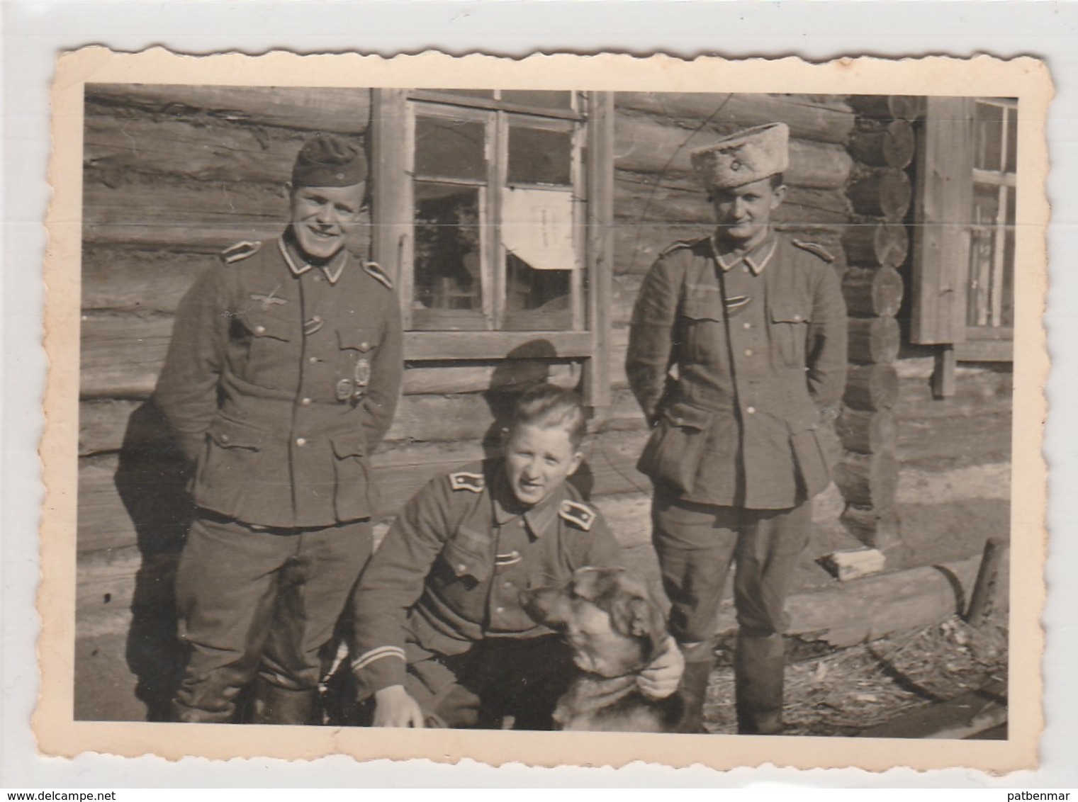 PHOTO ORIGINALE GUERRE 1939  1945 SOLDATS ALLEMANT  AU REPOS POUR LA POSE AVEC CHIEN SOLDATEN DER WEHRMACHT - 1939-45