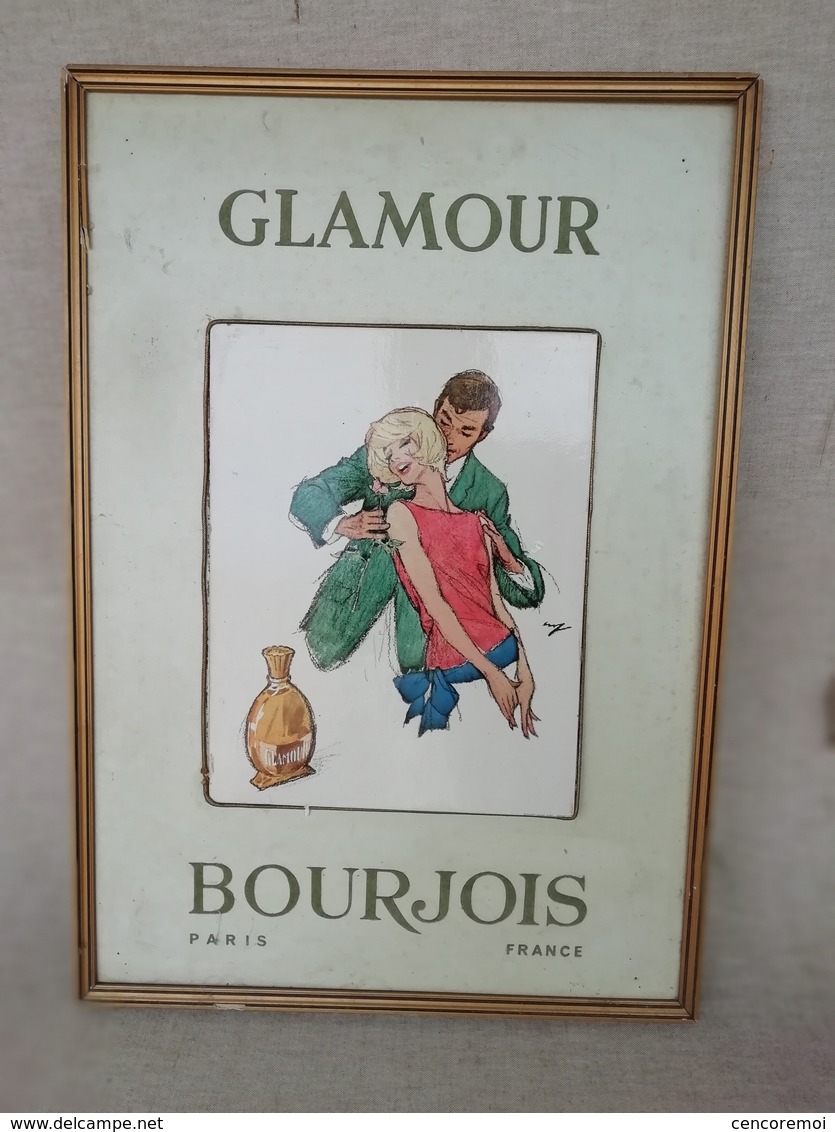 Ancienne Publicité Carton & Glaçoïde Pour Le Parfum Glamour De Bourjois, Grande Plv Encadrée - Pappschilder