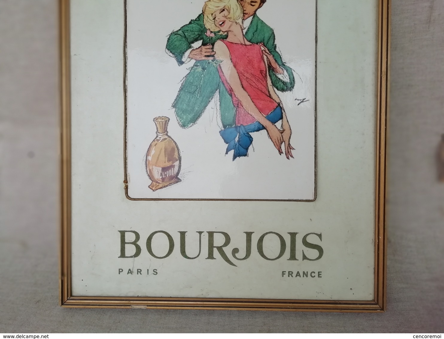 Ancienne Publicité Carton & Glaçoïde Pour Le Parfum Glamour De Bourjois, Grande Plv Encadrée - Plaques En Carton