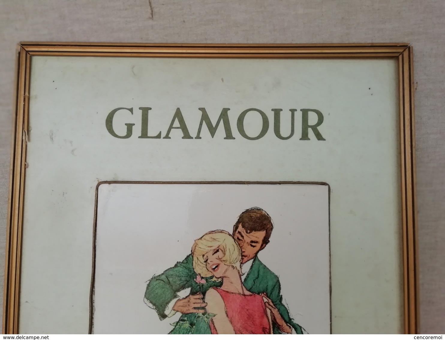 Ancienne Publicité Carton & Glaçoïde Pour Le Parfum Glamour De Bourjois, Grande Plv Encadrée - Placas De Cartón