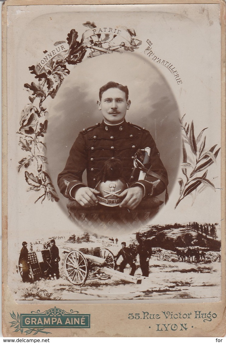 Photo Militaire : Portrait De Soldat : - 6é Régt. D'artillerie : Avec Casque Et Sabre - ( Photo - Grampa Ainé - Lyon ) - Guerre, Militaire