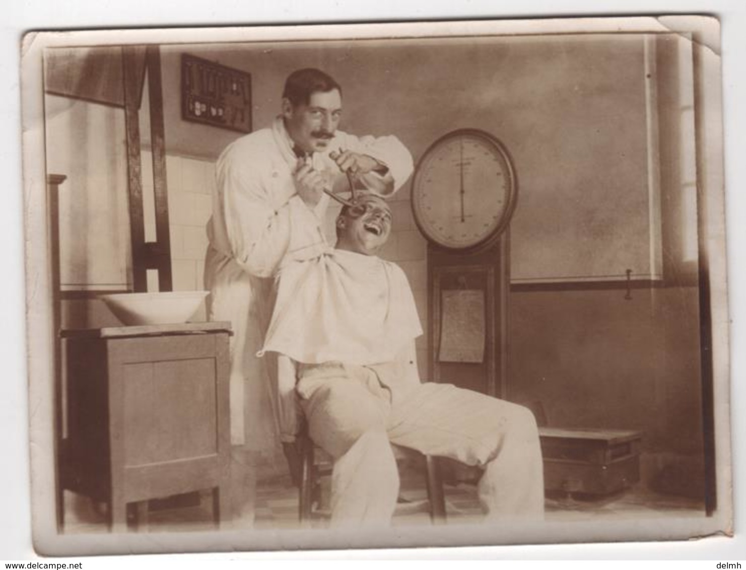 ABAA Photo Originale Militaria WWI Albert Bertrand Artillerie Scène Chez Le Dentiste Dentist Teeth Tenaille - Guerra, Militari