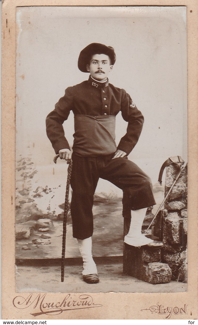 Photo Militaire : Soldat En Pose : Chasseur Alpin 157é Régt. ( Photo A. MOUCHIROUD - Lyon ) Format C.D.V. - Guerre, Militaire