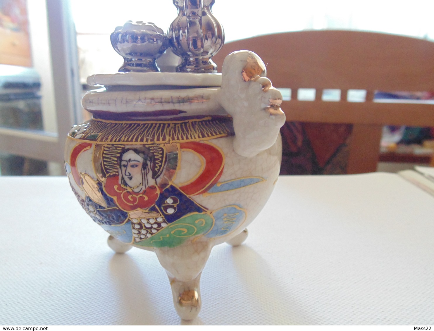 Fine Porcelain Satsuma Three Legs Vessel With One Leg Repaired - Klokken