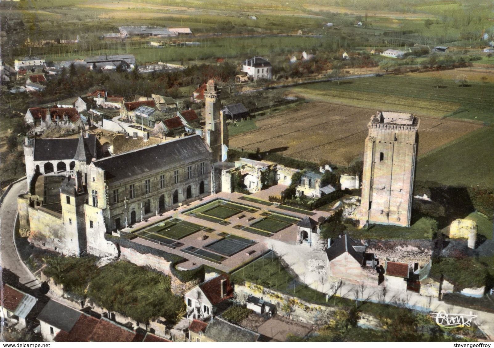 37 Le Grand Pressigny / Dentelé / Vue Aerienne / L Ancien Chateau / Musée Préhistorique / Le Donjon Et La Tour Vironne - Le Grand-Pressigny