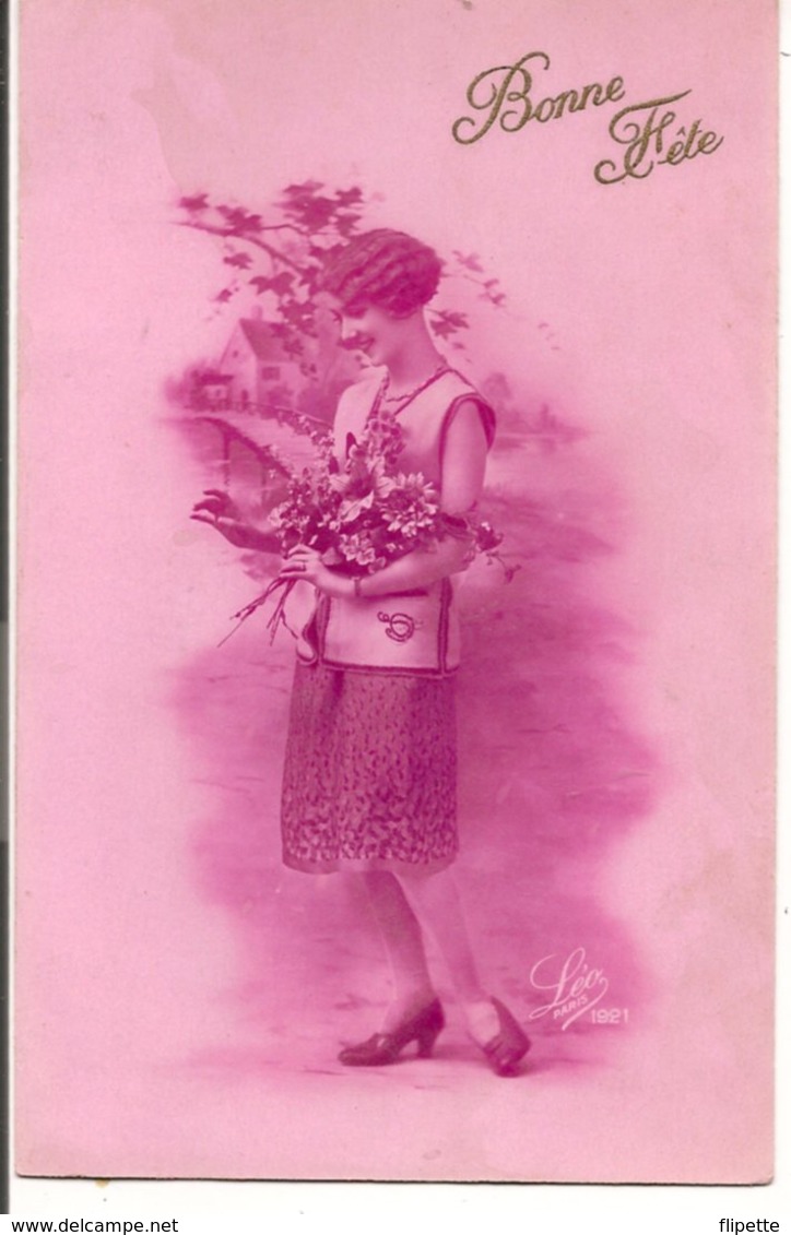 L60A135 - Bonne Fête - Jeune Femme Avec Un Bouquet - Léo N°1921 - Other & Unclassified