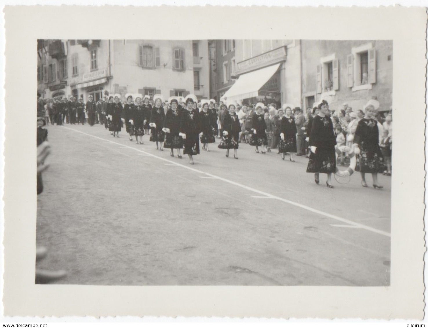 EVIAN (74) PHOTO. DEFILE GROUPE FOLKLORIQUE De L'ILE De GROIX (59) MAGASIN " AUX HALLES D'EVIAN. 1959. - Lieux