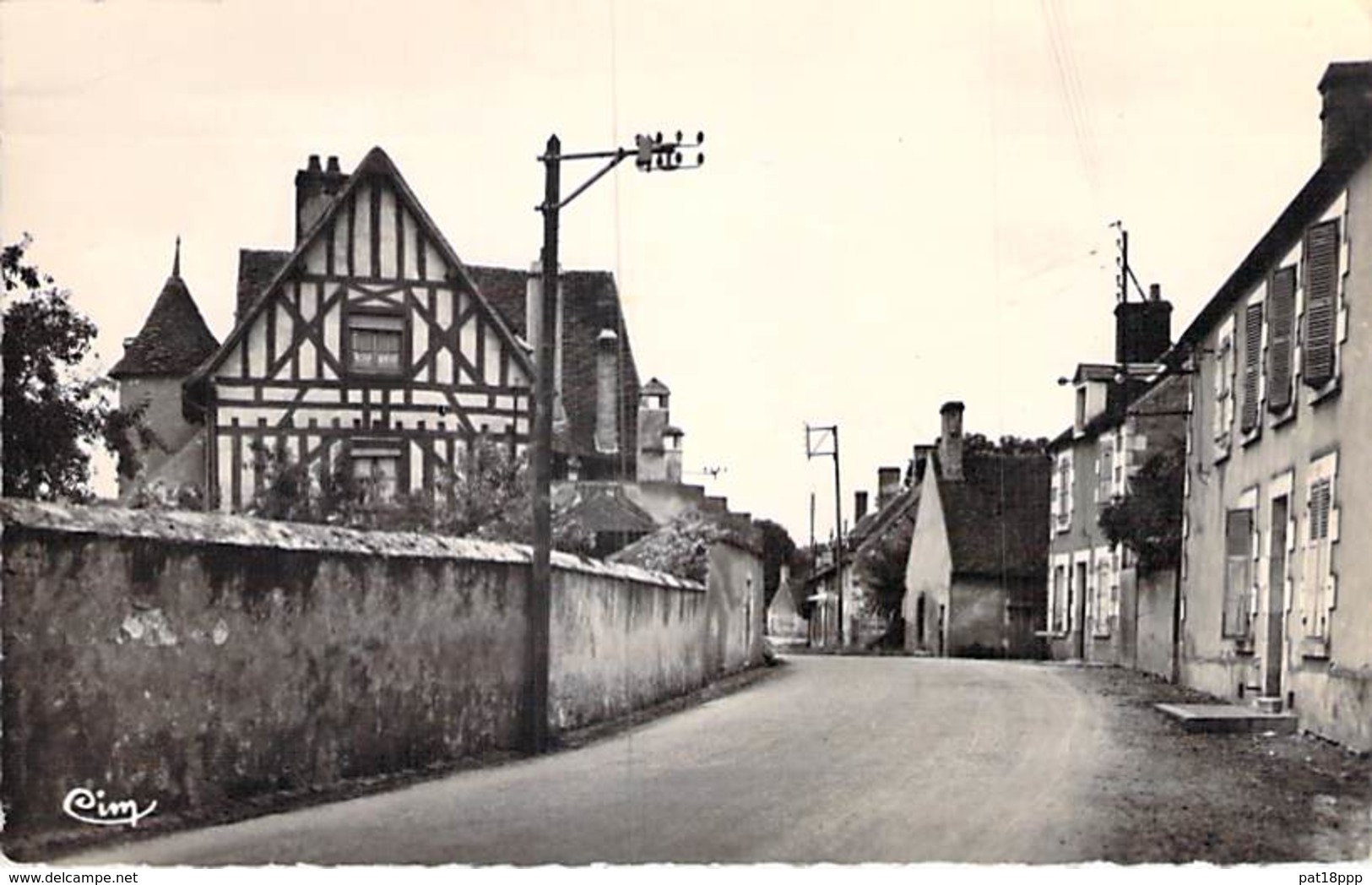 18 - LERE : Route De Savigny - CPSM Dentelée Noir Blanc Format CPA 1956 - Cher ( Berry ) - Lere