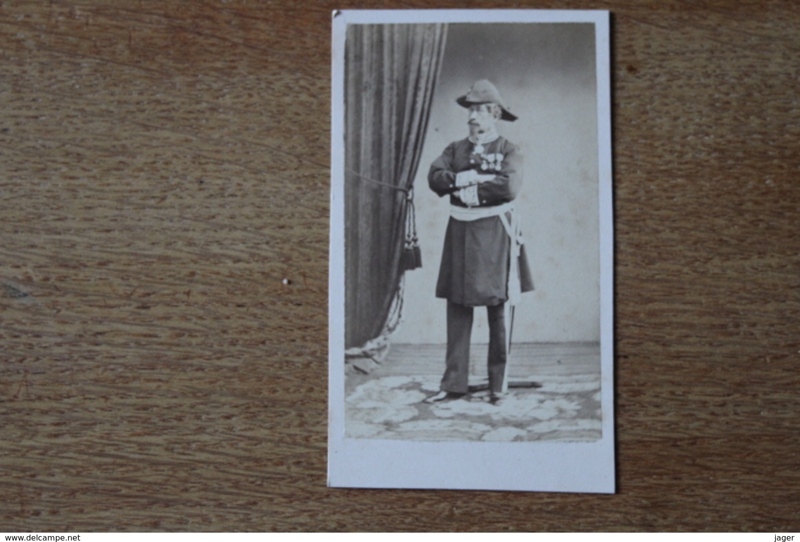 Cdv Second Empire Soldat Militaire  Napoleon III ? Empereur  Avec Bicorne Nombreuses Médailles  Tenue Militaire - Anciennes (Av. 1900)