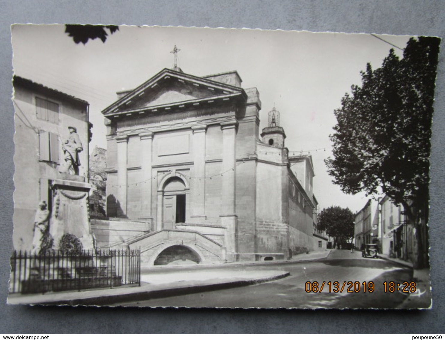 CP 13 EYGUIERES  - L'église Et La Place Du Monument Aux Morts - Voiture Ancienne   1954 - Eyguieres