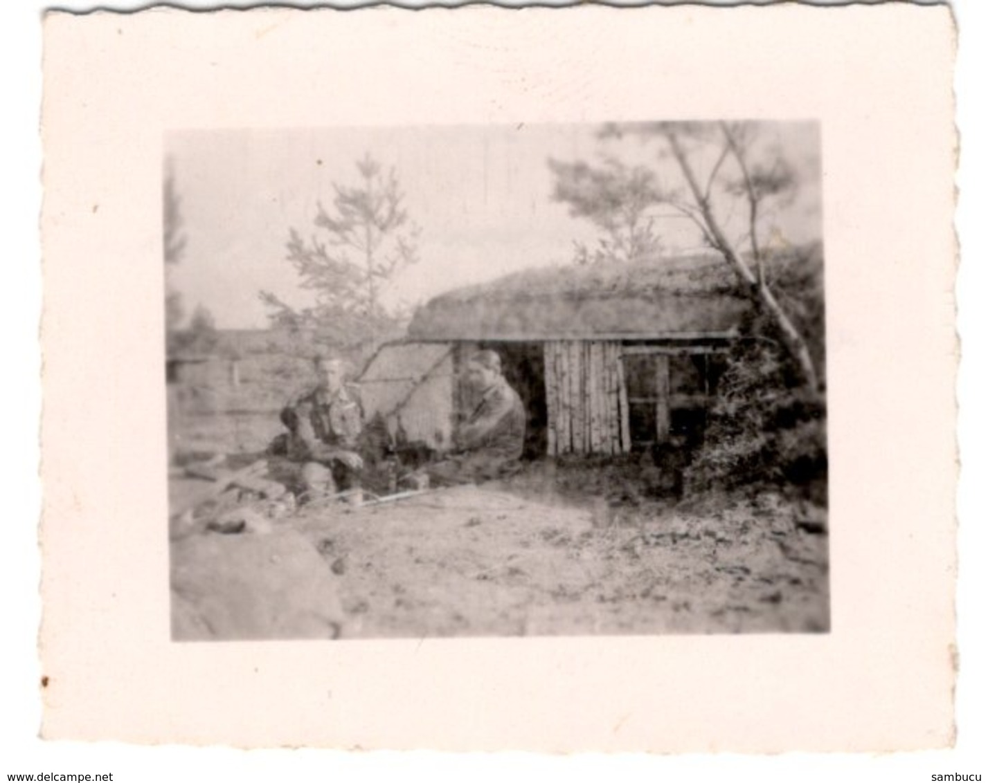 Foto 2. WK - 2 Soldaten Beim Rasten Vor Hütte In Rußland - Fotografie