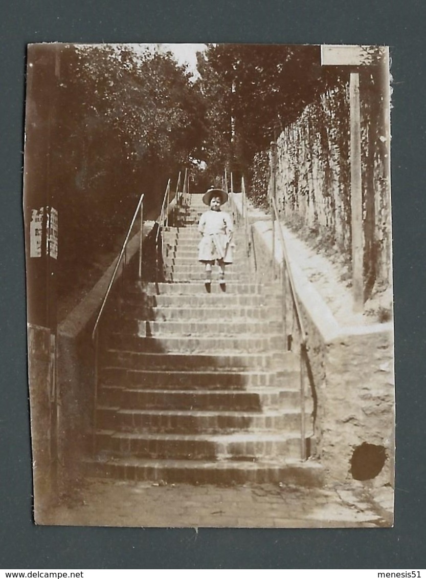 Photo Ancienne Old Real Foto Enfant Child Descendant Un Grand Escalier En Région Parisienne à Localiser - Other & Unclassified