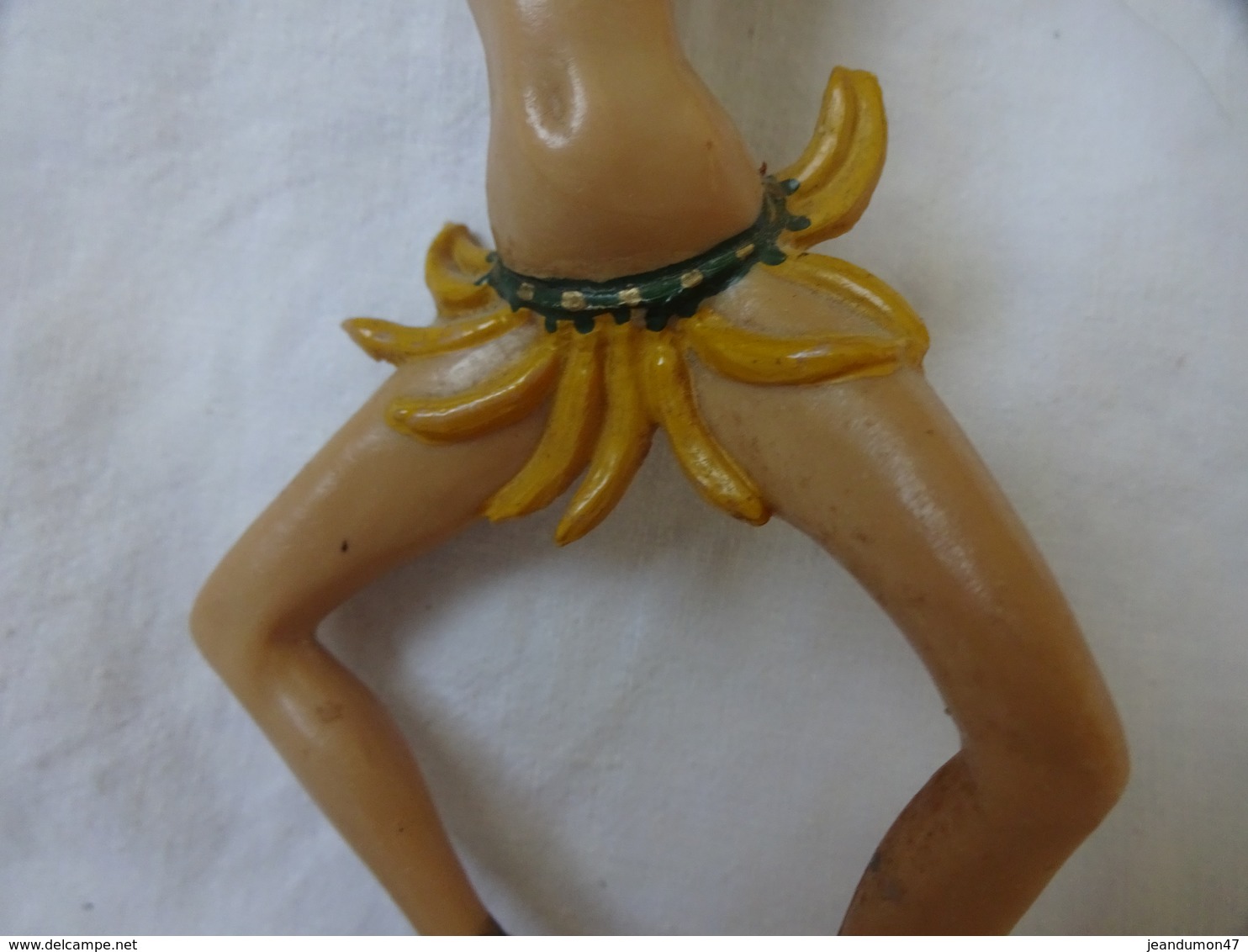 JOSEPHINE BAKER AVEC SA JUPE EN BANANES - FIGURINE.  REVUE NEGRE - Autres & Non Classés