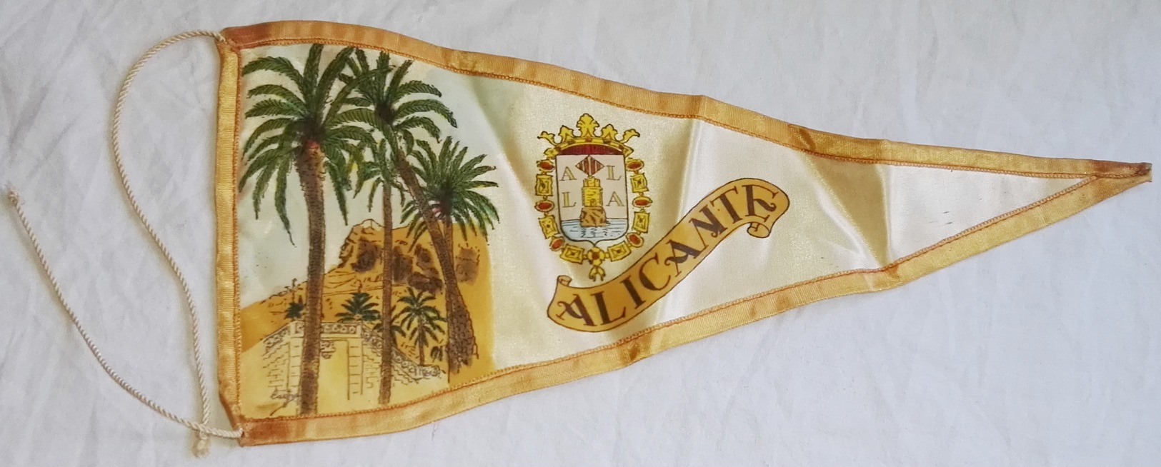 Antiguo Banderín, Old Pennant, Vieux Fanion - Alicante - Escudos En Tela