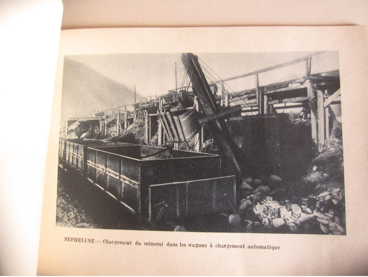 URSS RUSSIE KIBINE NEPHELINE KIROVSK MOURMANSK  2 REVUES MINES PHOSPHATE DU KOLA APATITE