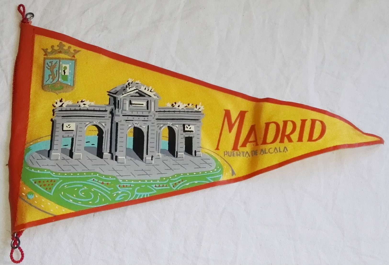 Antiguo Banderín, Old Pennant, Vieux Fanion - Madrid, Puerta De Alcalá - Escudos En Tela