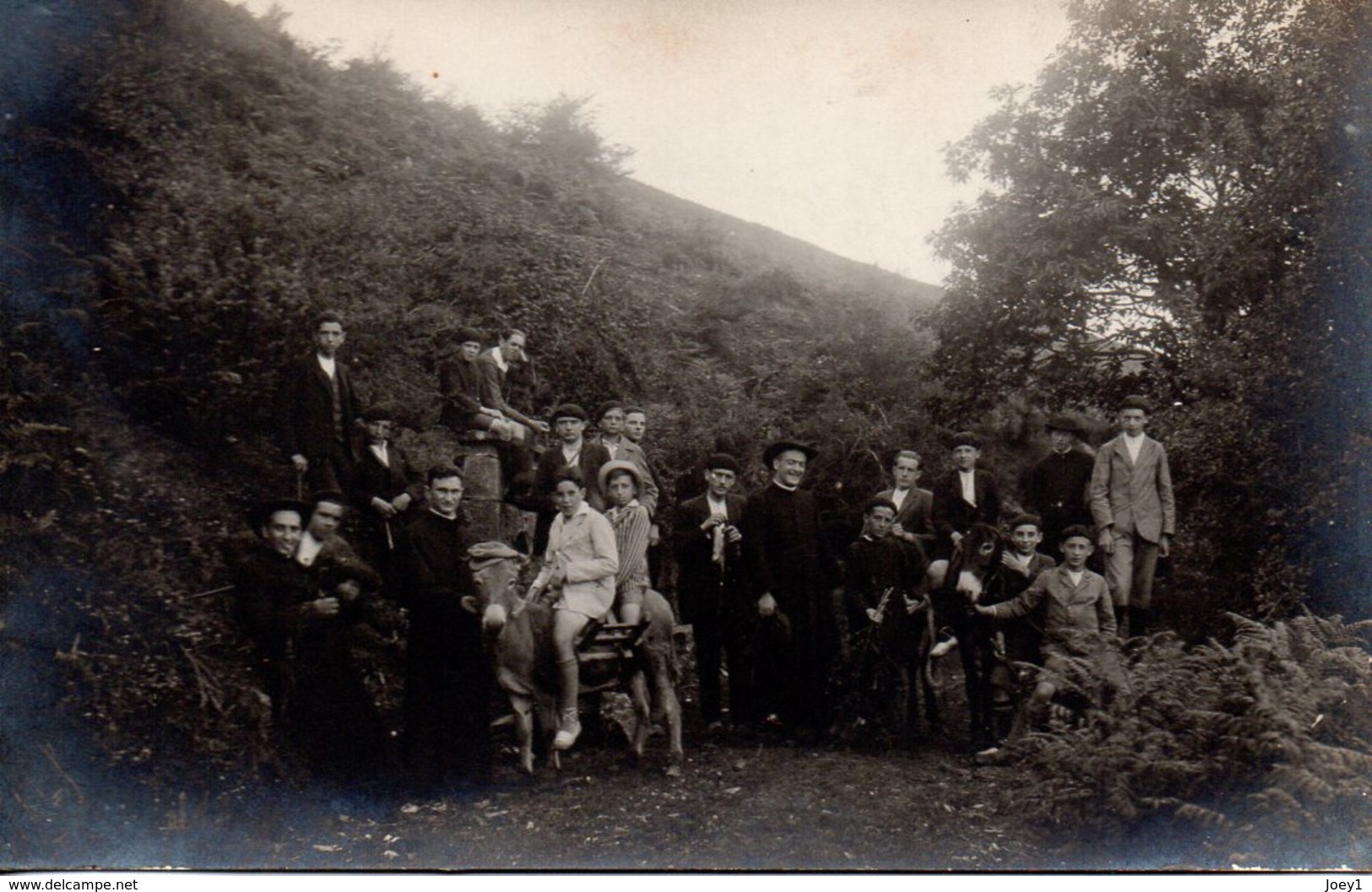 Carte Photo,hommes D Un Village Basque Avec Prêtres Et âne. - Anonyme Personen