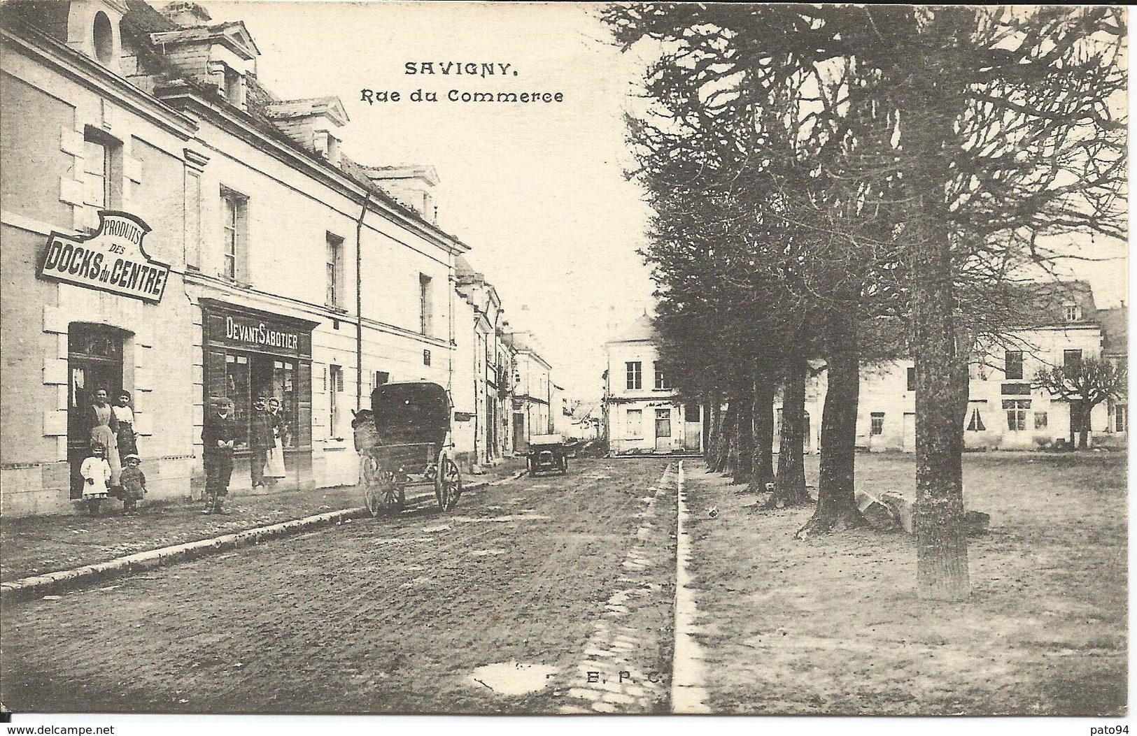 SAVIGNY  ( Indre  Et  Loire )  -  Rue  Du  Commerce  /  Docks  Du  Centre,  Devant  Sabotier - Autres & Non Classés