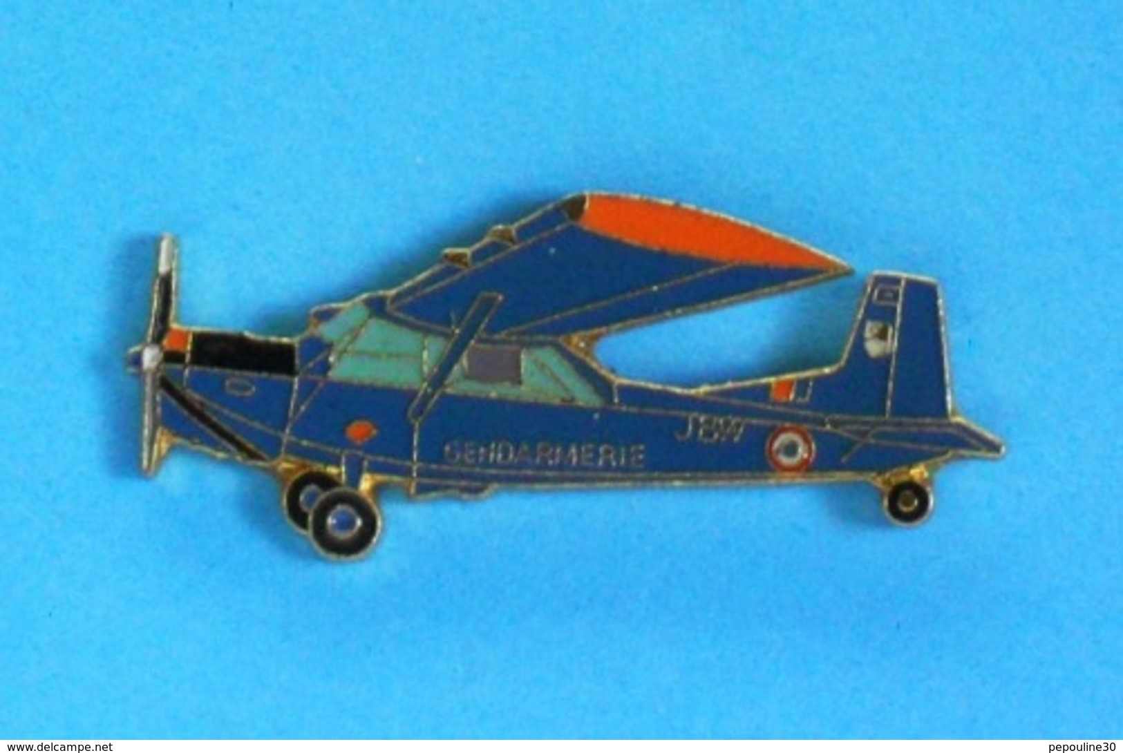 PIN'S //  ** AVION / NORD 3400 NORBARBE / GENDARMERIE NATIONALE ** . (J.Y. Ségalen) - Militaria