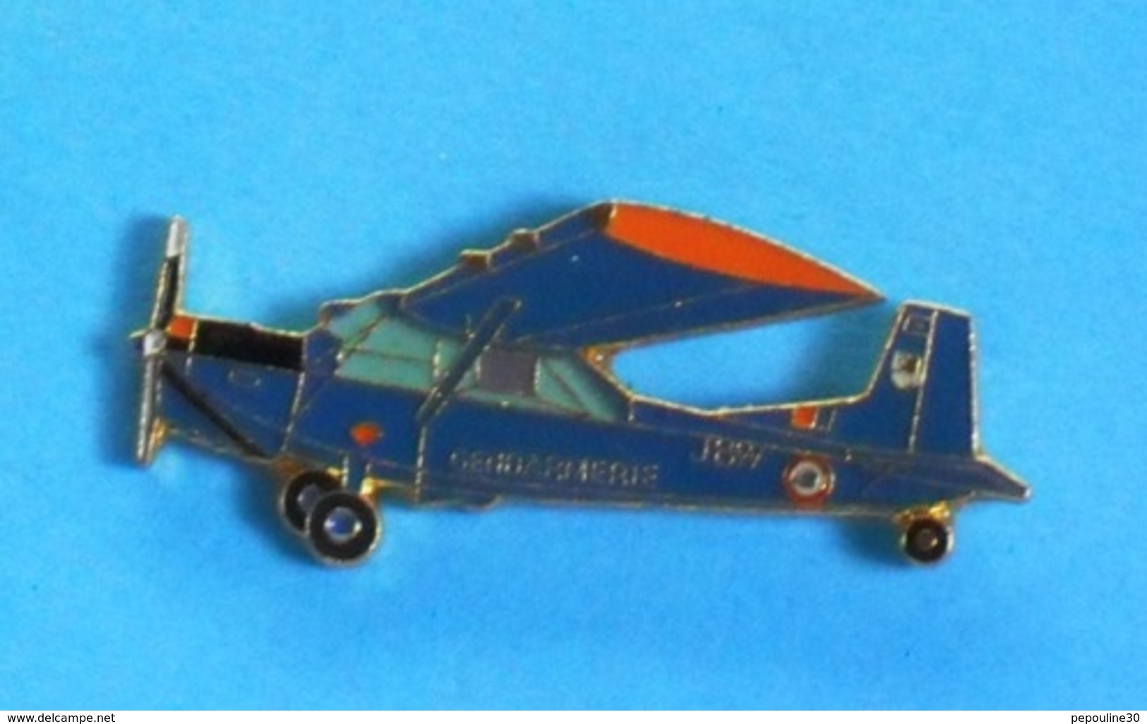 PIN'S //  ** AVION / NORD 3400 NORBARBE / GENDARMERIE NATIONALE ** . (J.Y. Ségalen) - Militaria