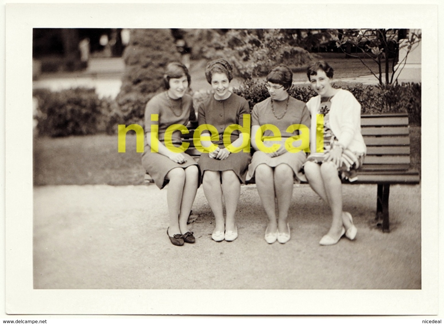 Ancienne Photo Amateur 4 Jeunes Femmes Filles Banc Public Jolies Jambes Lausanne Suisse Tirage Original Papier Agfa 1966 - Personnes Anonymes