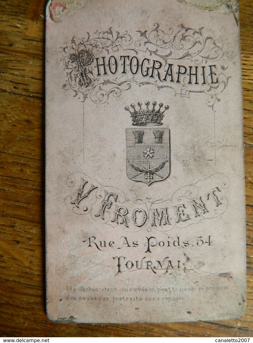 TOURNAI +MILITARIA :PETITE  PHOTO SUR CARTON D'UN MILITAIRE FAIT CHEZ V.FROMENT RUE DES POIDS 54 TOURNAI - Tournai