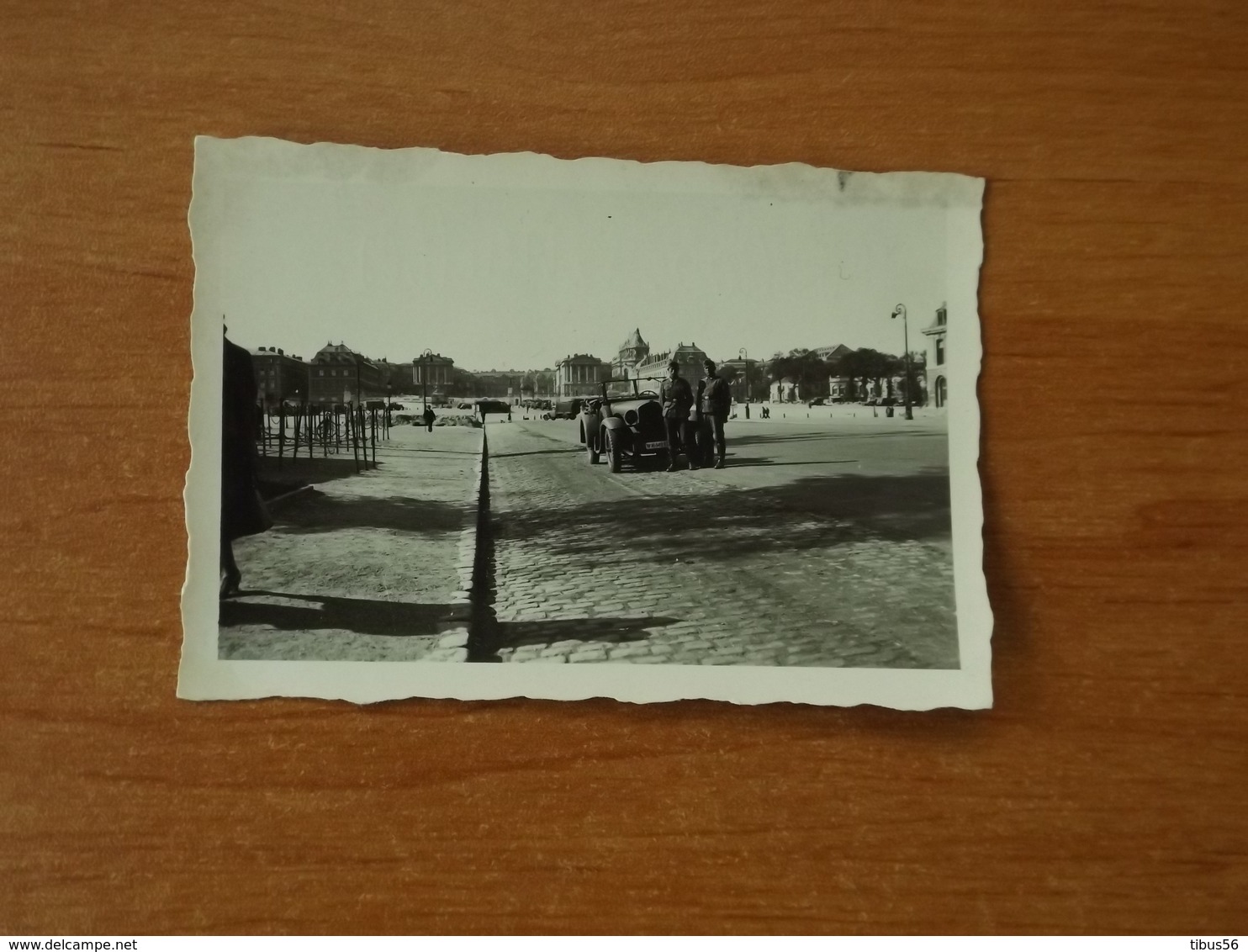 WW2 GUERRE 39 45 VERSAILLES SOLDATS ALLEMANDS ET LEUR VEHICULE  GARE DEVANT LE CHATEAU - Versailles