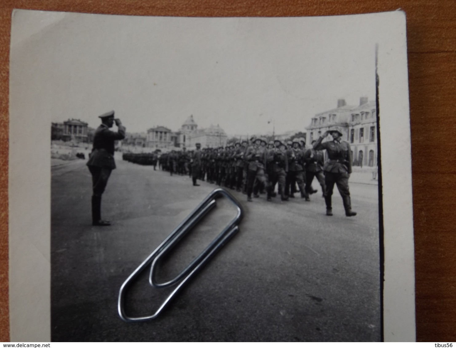 WW2 GUERRE 39 45 VERSAILLES COMPAGNIE SOLDATS ALLEMANDS DEFILANT ET SALUANT SON OFFICIER DEVANT LE CHATEAU - Versailles