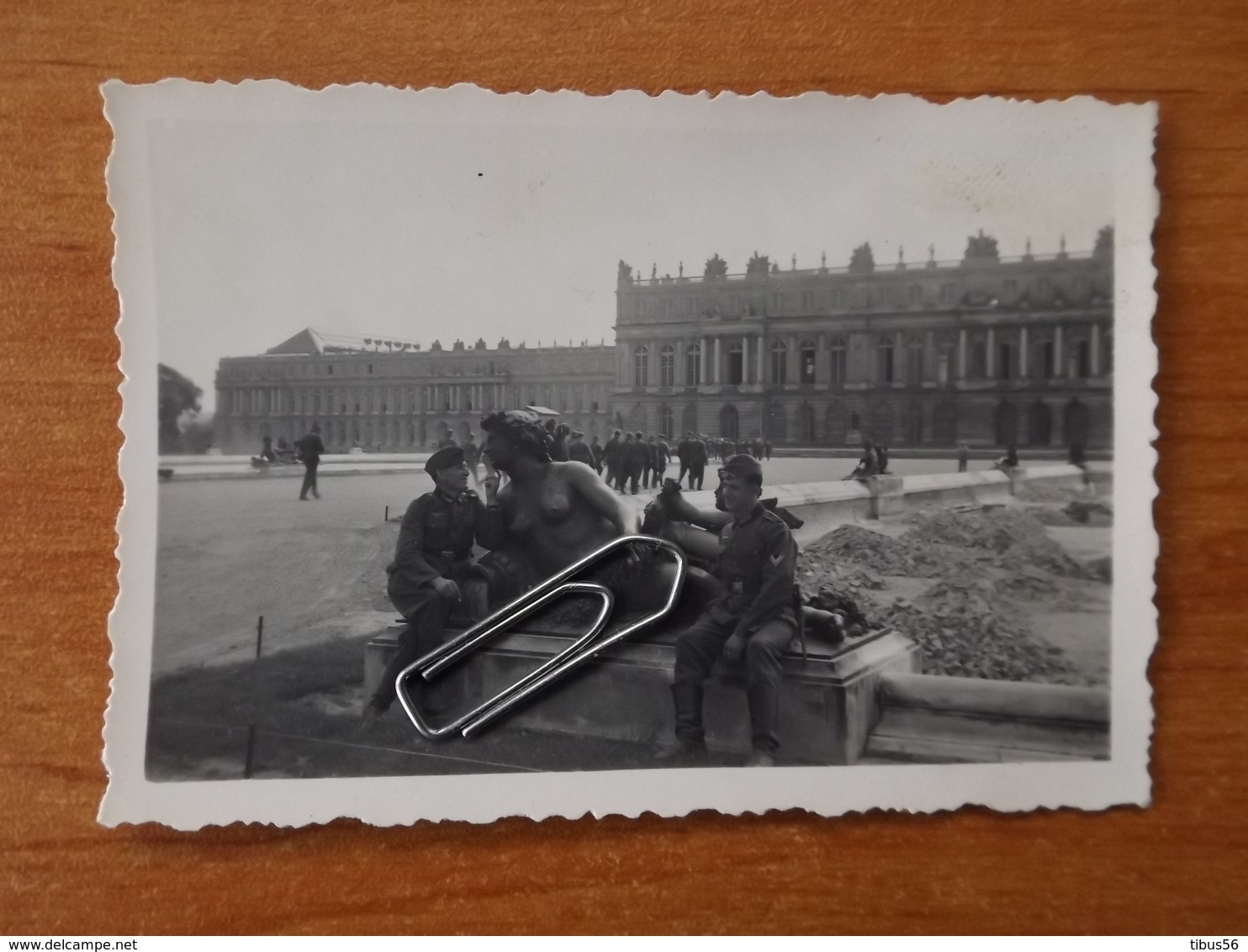 WW2 GUERRE 39 45 VERSAILLES SOLDATS ALLEMANDS POSANT DEVANT UNE STATUE DU CHATEAU - Versailles