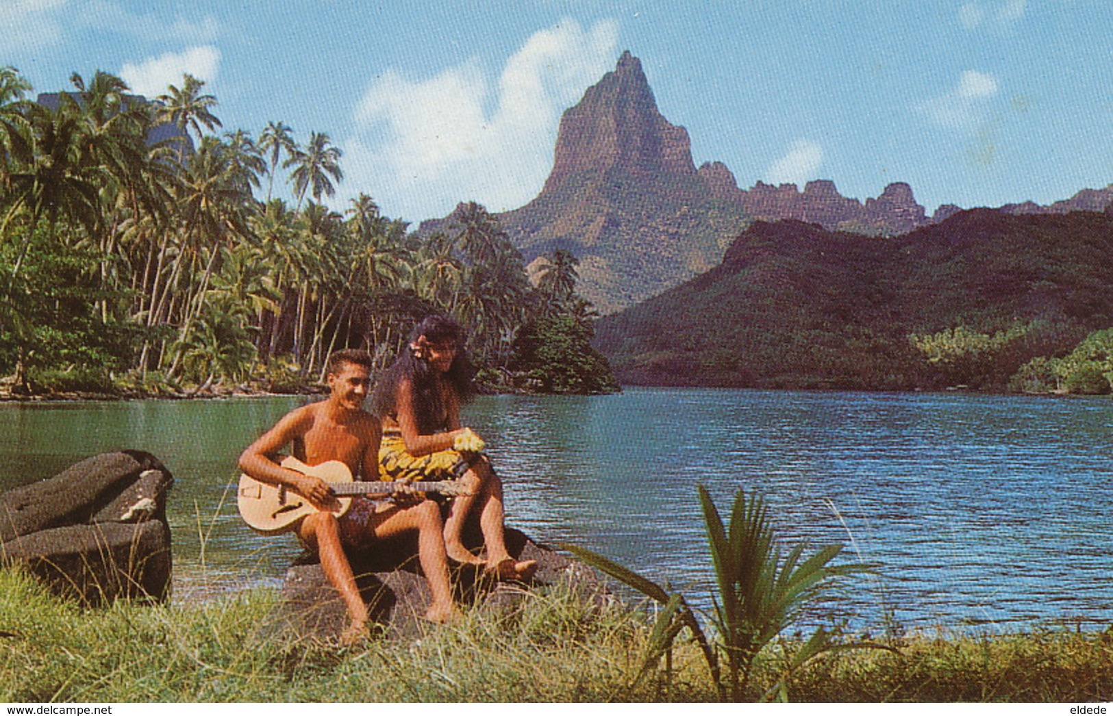 Moorea Baie De Cook Vahiné Et Chanteur à La Guitare - Frans-Polynesië