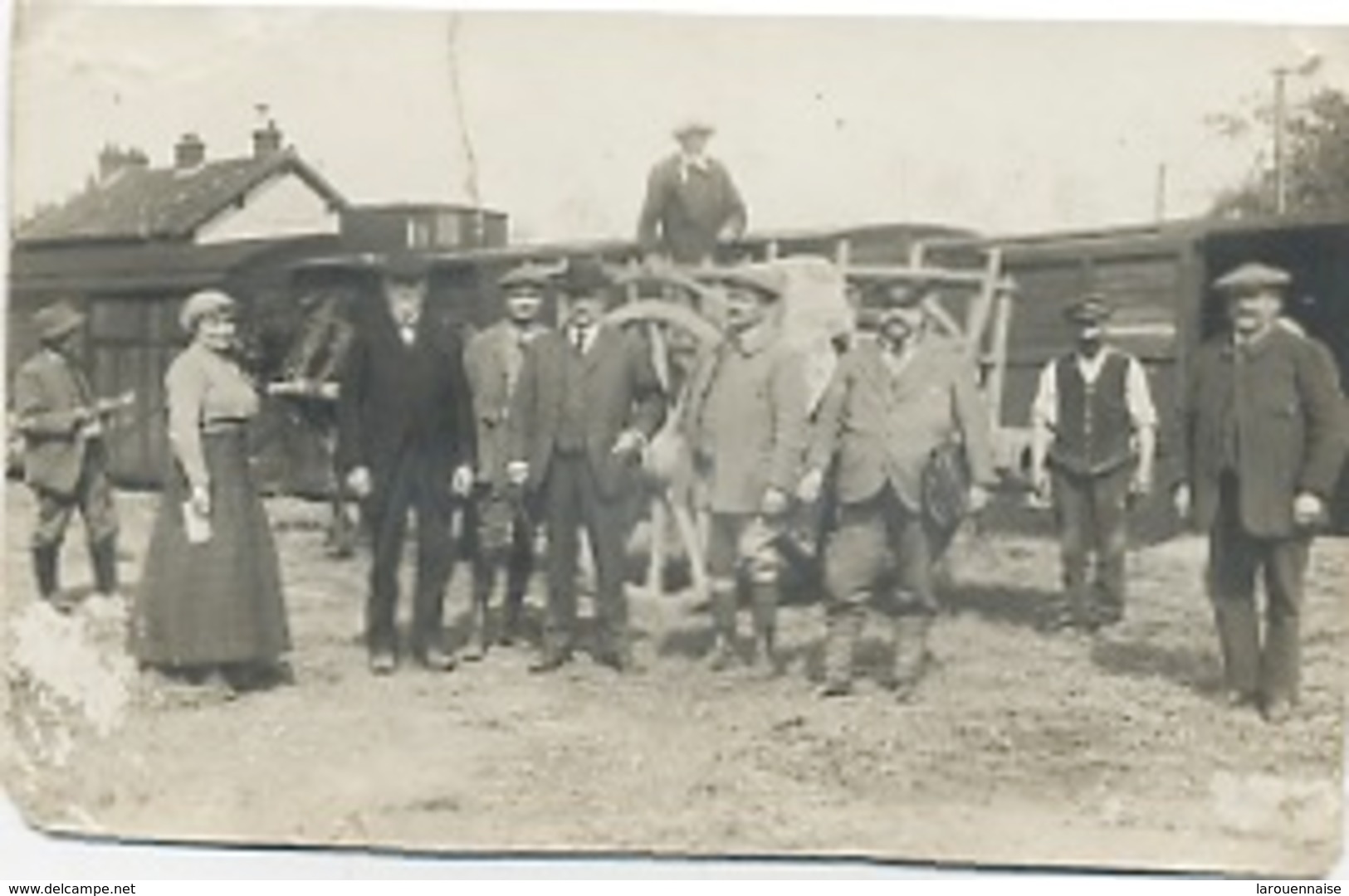 76 -Fontaine Le Dun : La Gare , Carte Photo .Comission De Ravitaillement De Fontaine (écrit Au Dos ) - Fontaine Le Dun