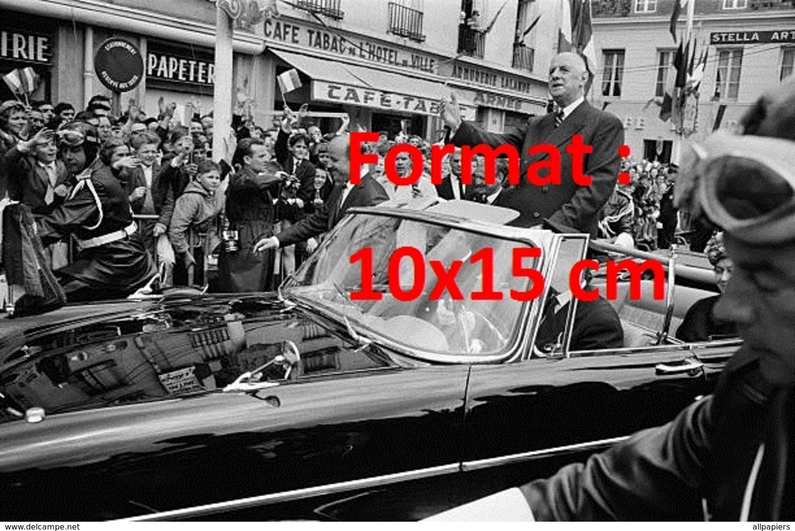 Reproduction D'une Photographie Ancienne Du Général De Gaulle Saluant La Foule Ne Picardie En 1964 - Autres & Non Classés