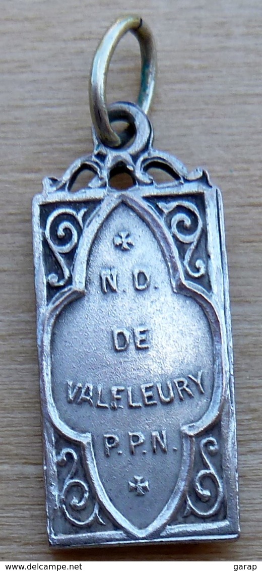 Mad-290 Médaille Rectangulaire Finement Travaillée  N.D. De Valfleury De 26mm/11mm, Poids=2,30g - Godsdienst & Esoterisme