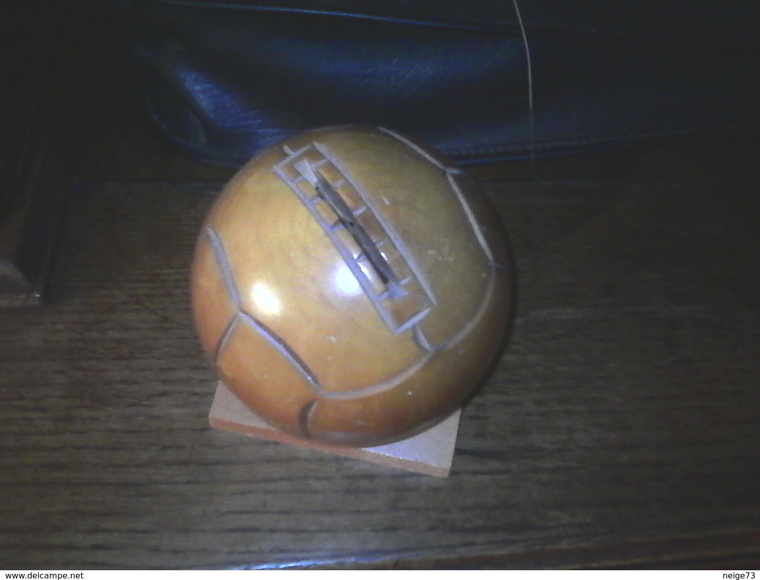 Amusante Tirelire Ancienne En Bois En Forme De Ballon De Football - Boxes