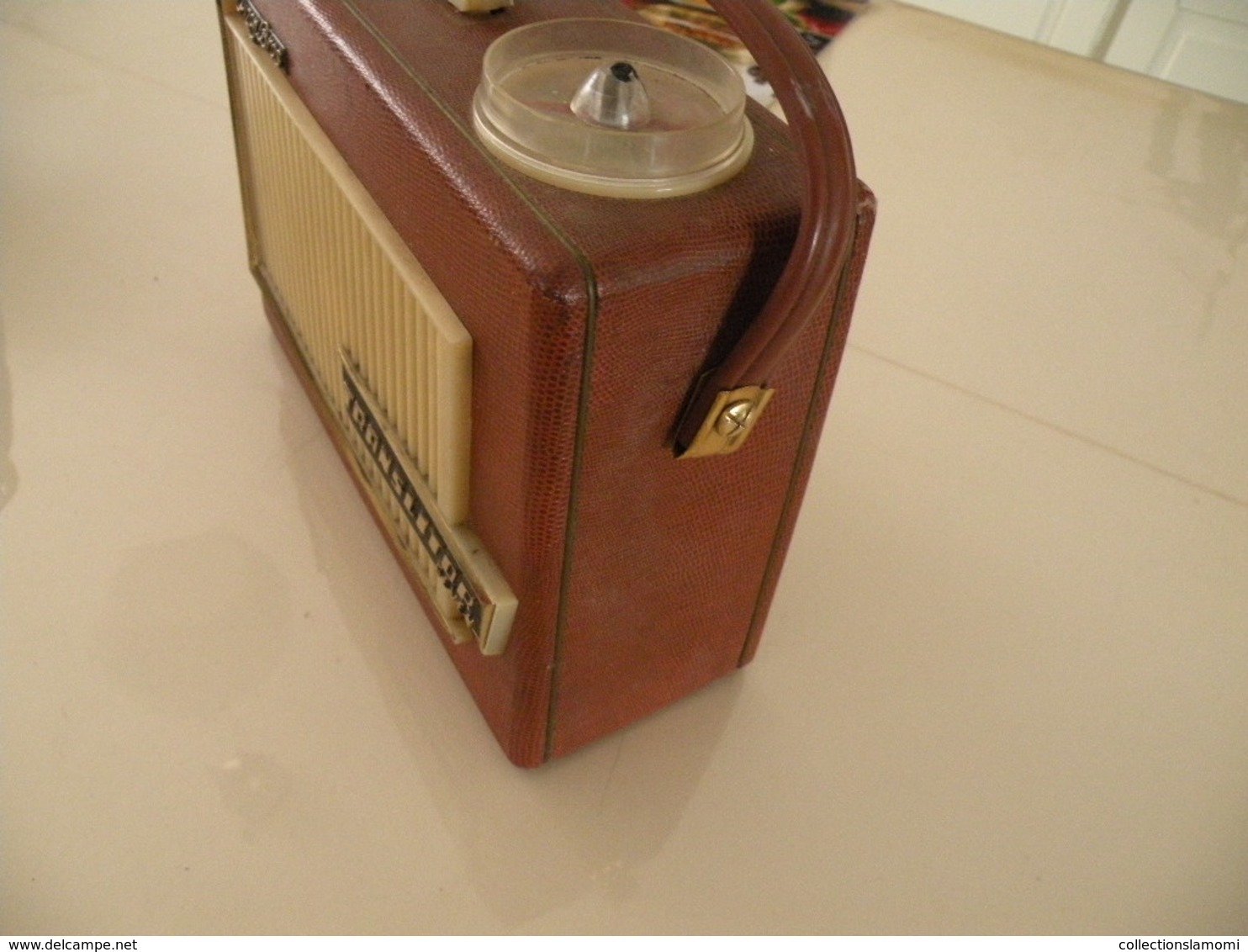 Ancienne radio Transistor Seven (Pizon Bros) en état de fonction (0,28cm x 0,11 cm h 0,21) avec son étui en cuir