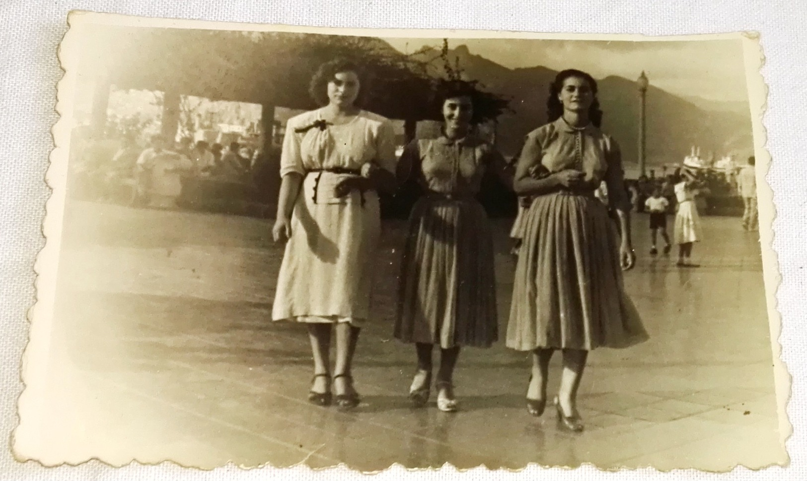 Vieille Photo, Old Photograph, Fotografía Antigua / Three Beautiful Women For A Walk, Trois Belles Femmes En Promenade - Personas Identificadas