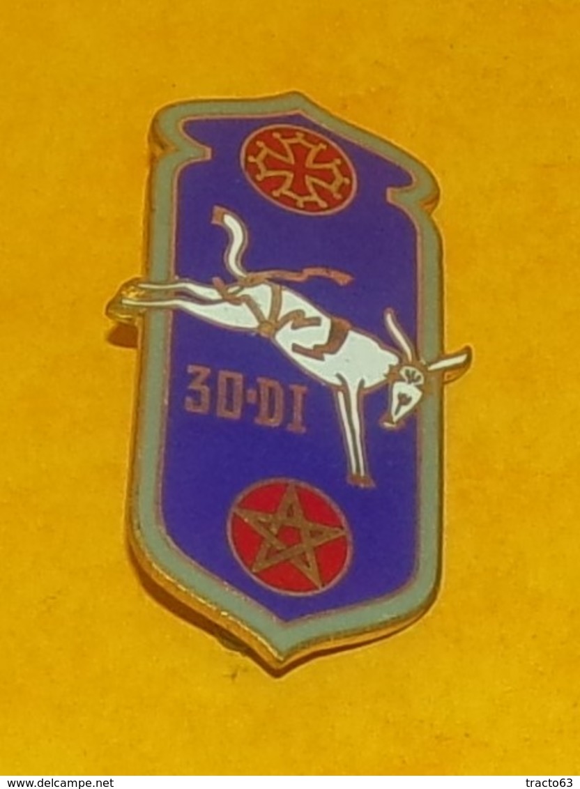 30° Division D’Infanterie, MAROC, émail, Dos Lisse Gravé, Bleu Foncé,  FABRICANT DRAGO PARIS  ,HOMOLOGATION 1445, ETAT V - Armée De Terre