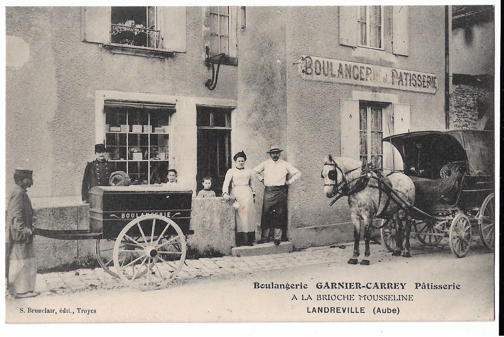 LANDREVILLE/     Boulangerie Garnier Carrey, Patisserie  à La Brioche Mousseline Attelage  Rare - Autres & Non Classés